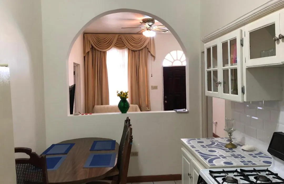Goldenview Guesthouse Ocho Rios-1