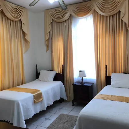 Goldenview Guesthouse Ocho Rios-2